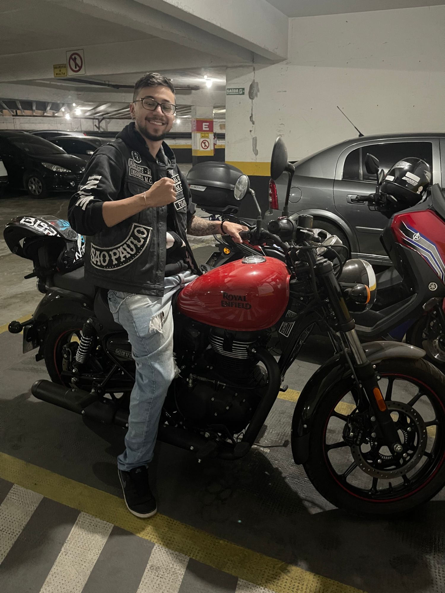 Lucas Takano na garagem com a Royal Enfield